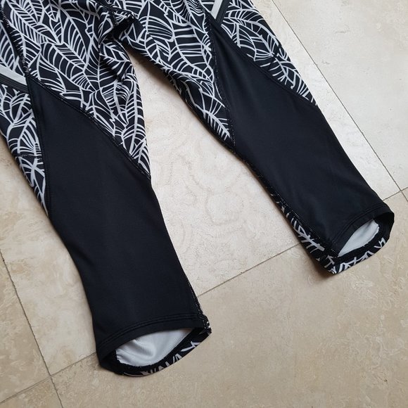 Lululemon Black & White Crop Leggings - Picture 10 of 14